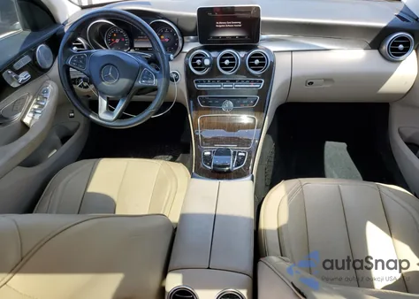 2015 Mercedes-Benz C 300 4Matic z USA, uszkodzony, nr VIN 55SWF4KB7FU094305